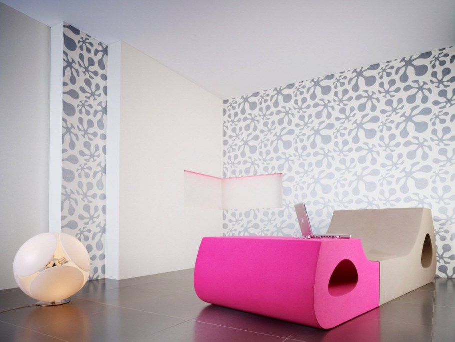 Потолок оклеенный обоями