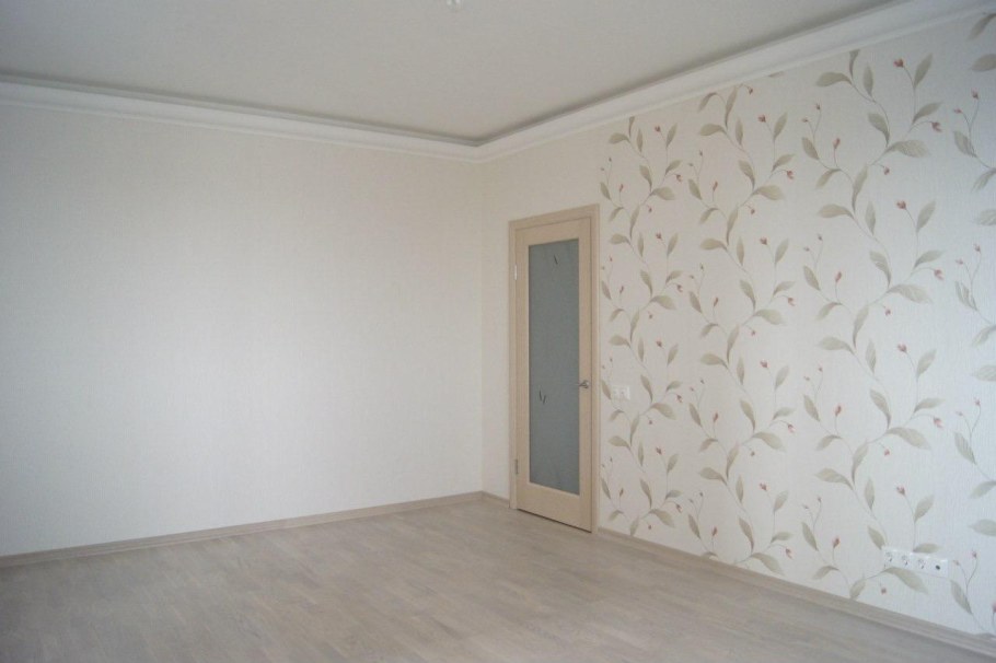 Клеить обои