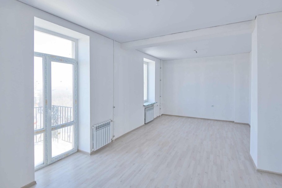 Белая комната без мебели