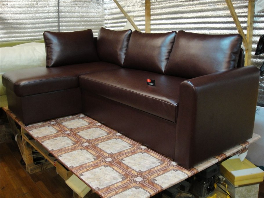 Обивщик мебели