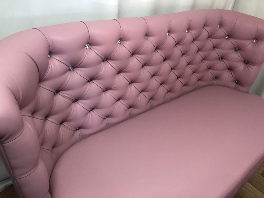 Красная обивка дивана