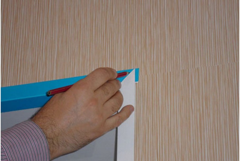 На что приклеить пластиковый уголок