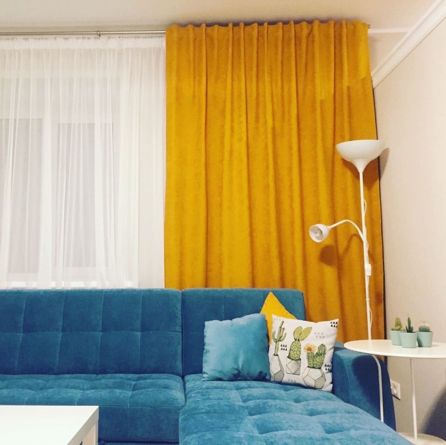 Гостиная с синим диваном