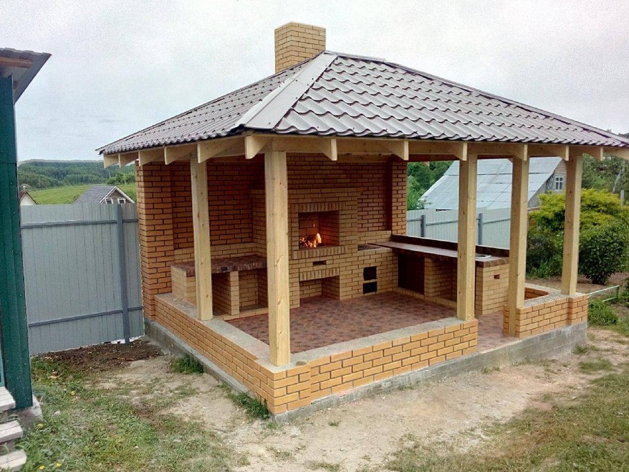 Беседка из кирпича с мангалом