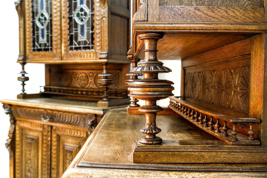 Старинный сервант