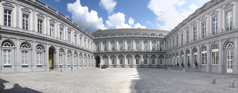 Версальский дворец курдонер