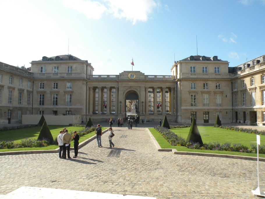 Двор в Версале курдонер