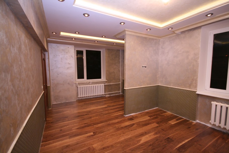 Стены с панелями в нижней части