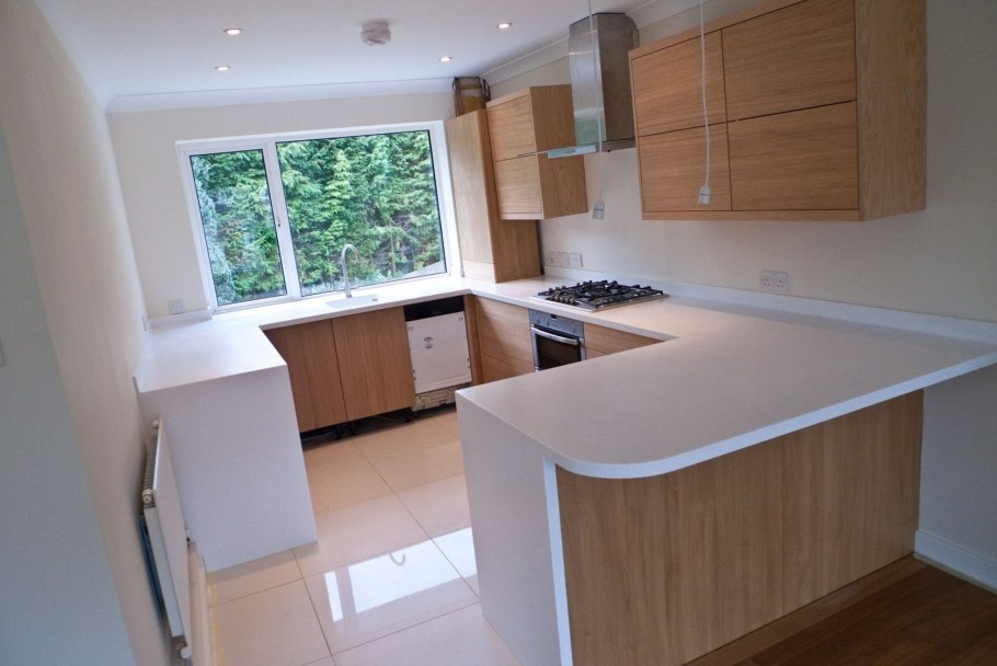 Кухня с полуостровом и гостиная