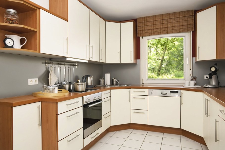 П-образная кухня с окном