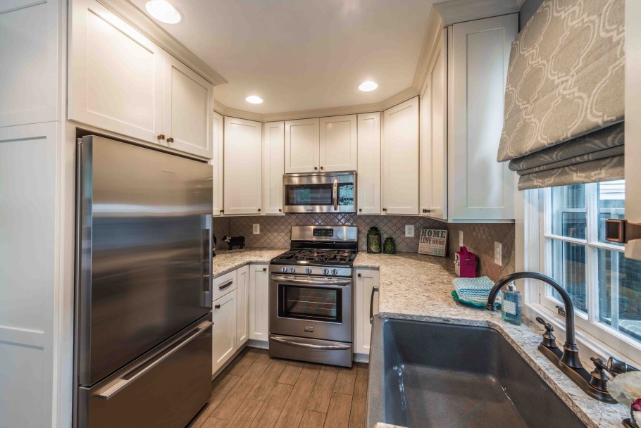 П-образная кухня с окном