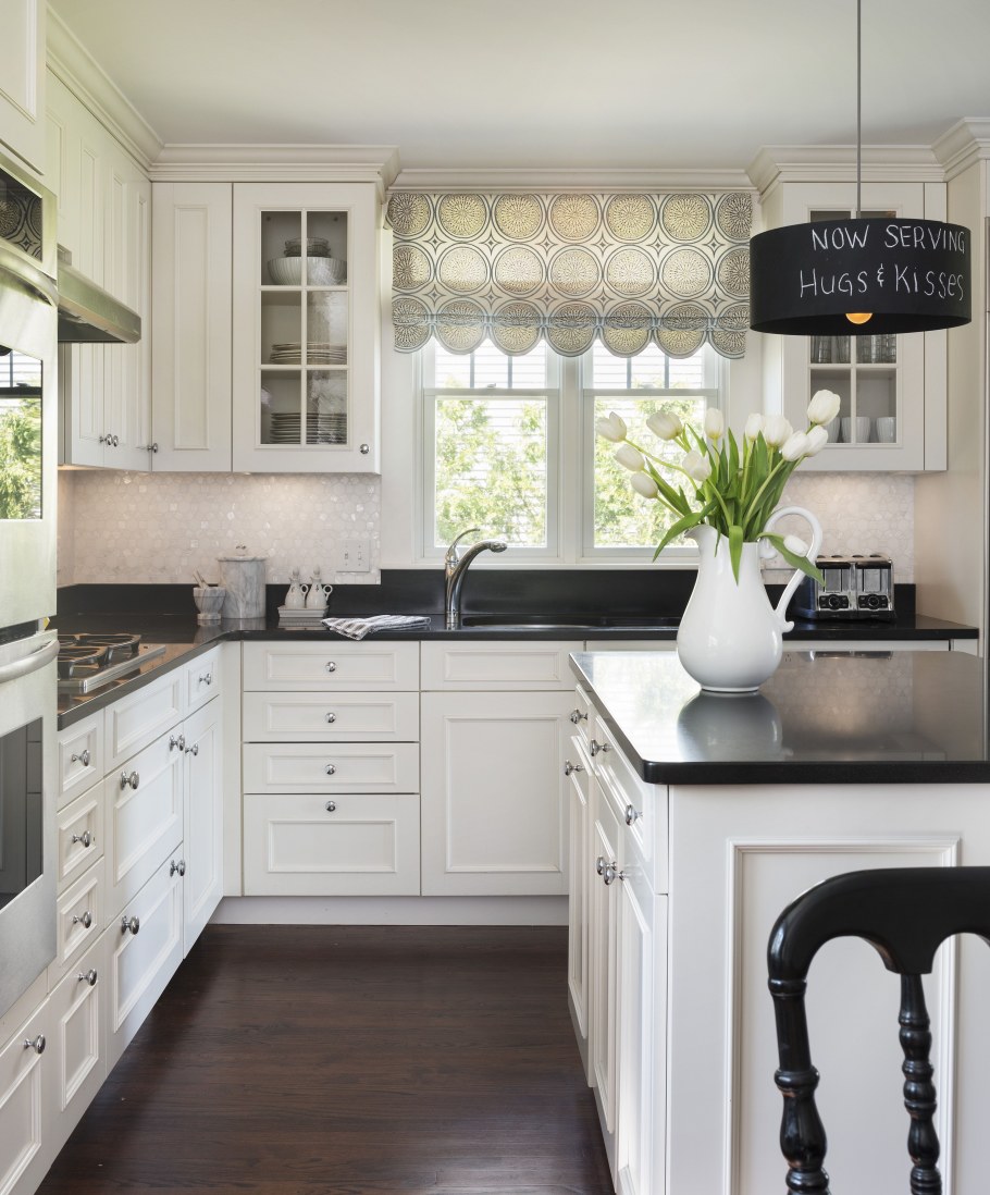 Кухня с окном посередине