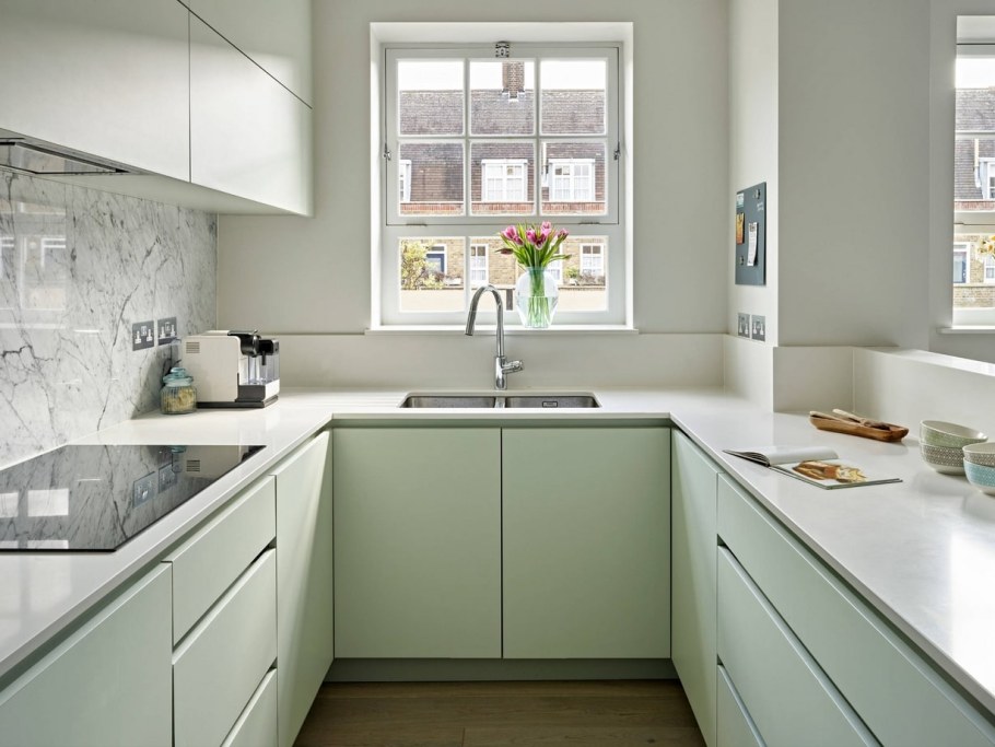 Кухня с барной стойкой у окна