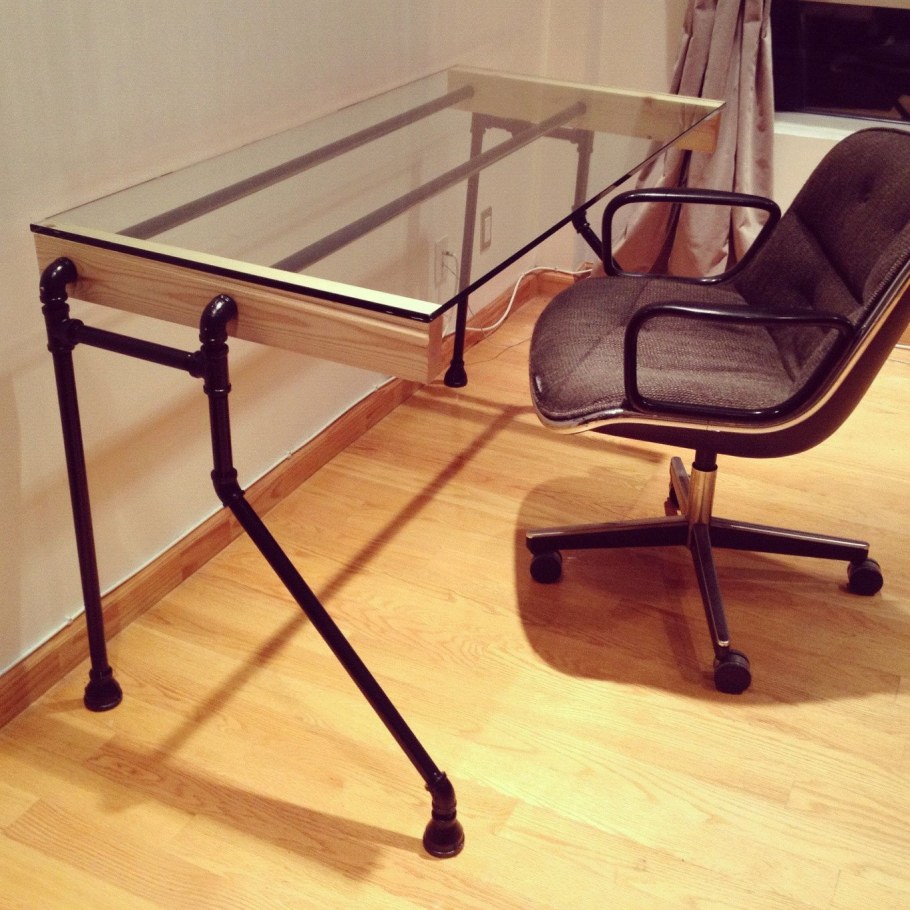 Стойка из водопроводных труб