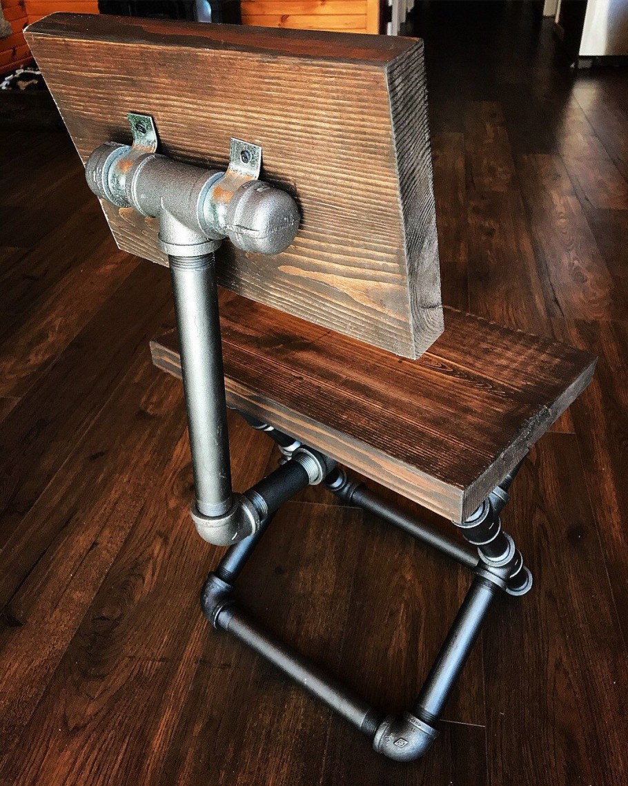 Стул из водопроводных труб