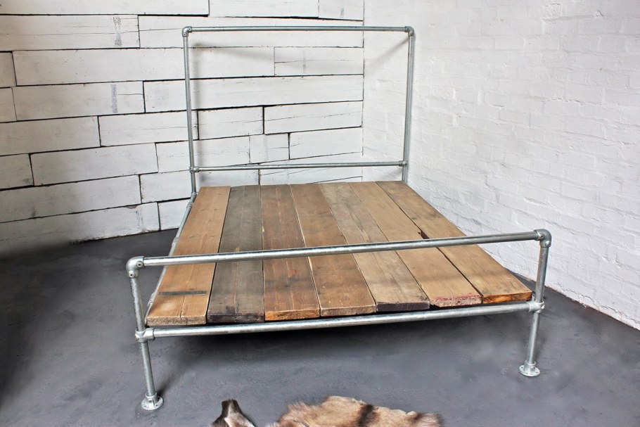 Книжная полка из труб