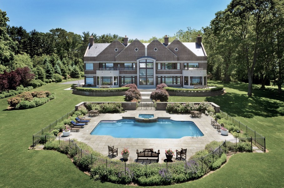 Загородный дом с бассейном и лужайкой