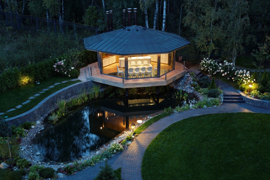 Дом с прудом на участке