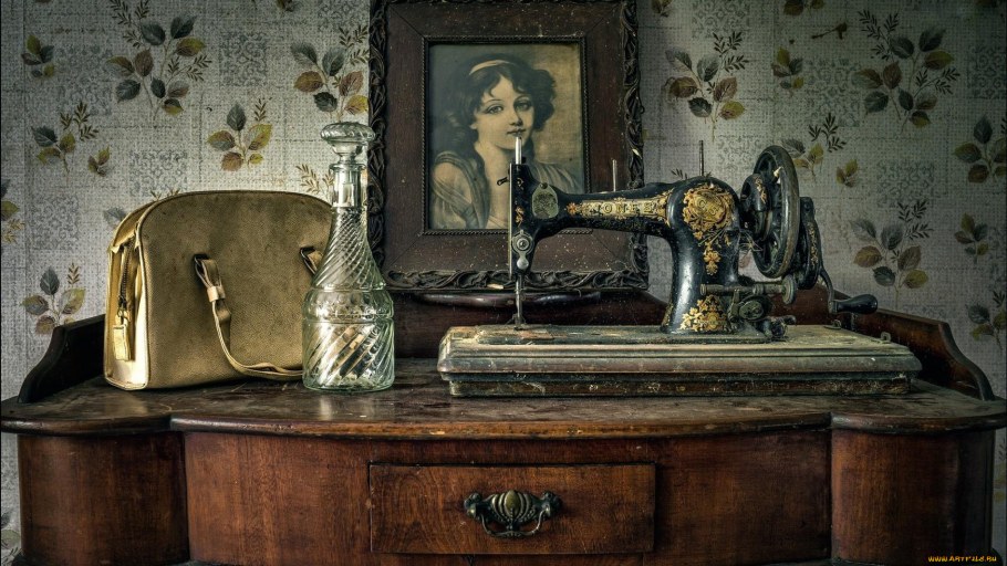 Старая швейная машинка в интерьере