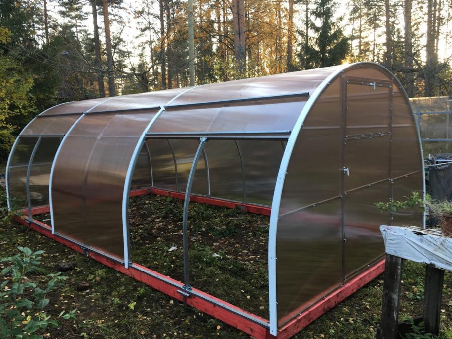 Парник с раздвижной крышей