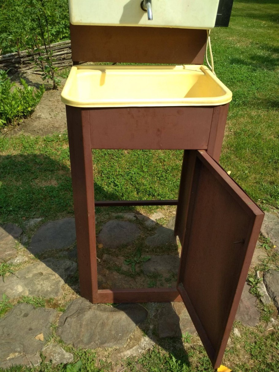 Красивый умывальник на даче