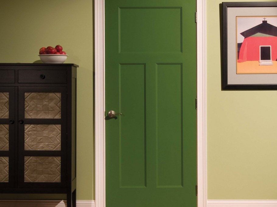 Окрашенная деревянная дверь