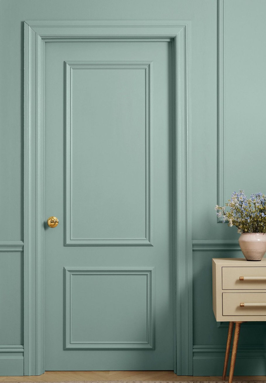 Крашеные деревянные двери