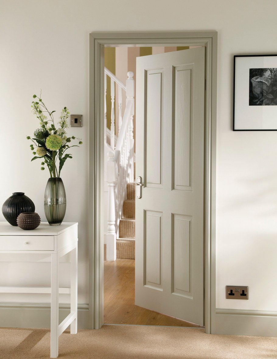 Приоткрытая дверь в интерьере