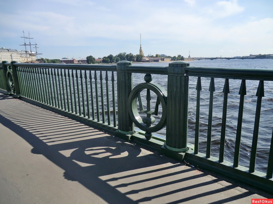 Решетка биржевого моста в Санкт-Петербурге