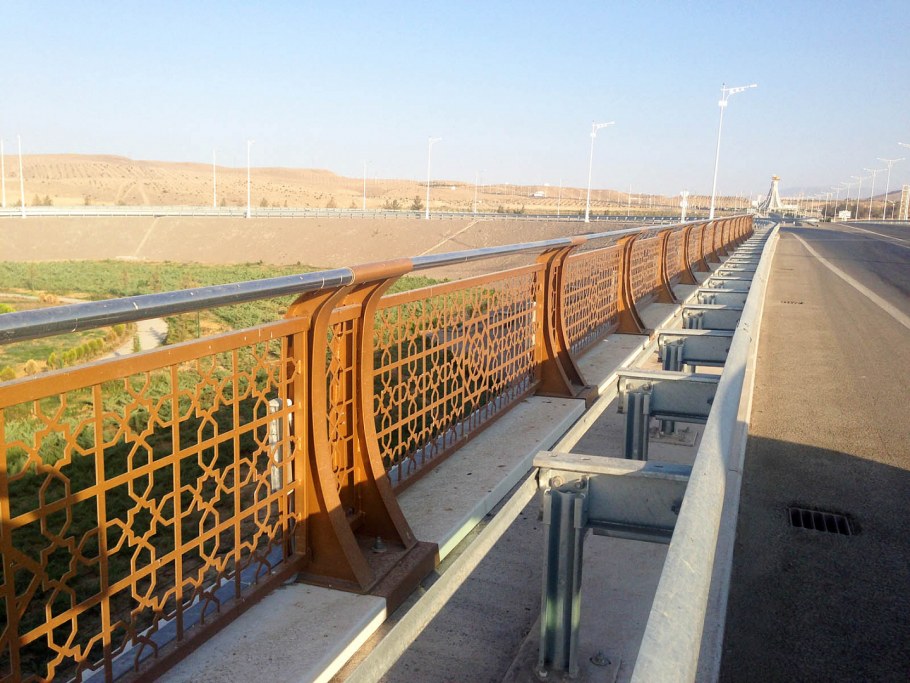 Парапетное ограждение мостовое