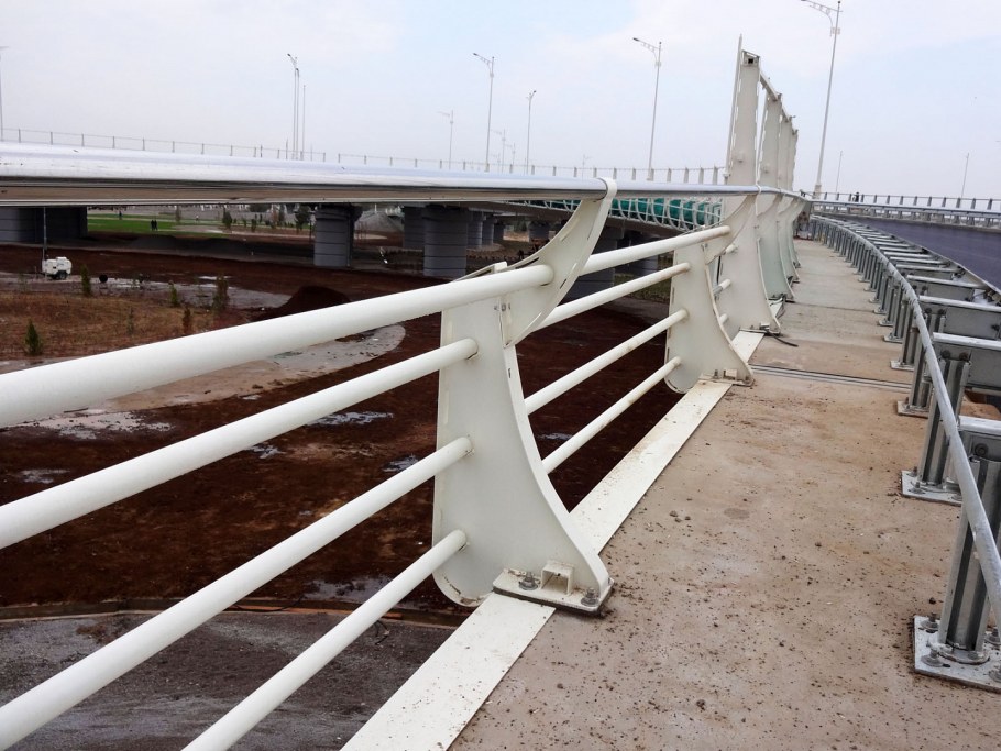 Парапетное ограждение мостовое