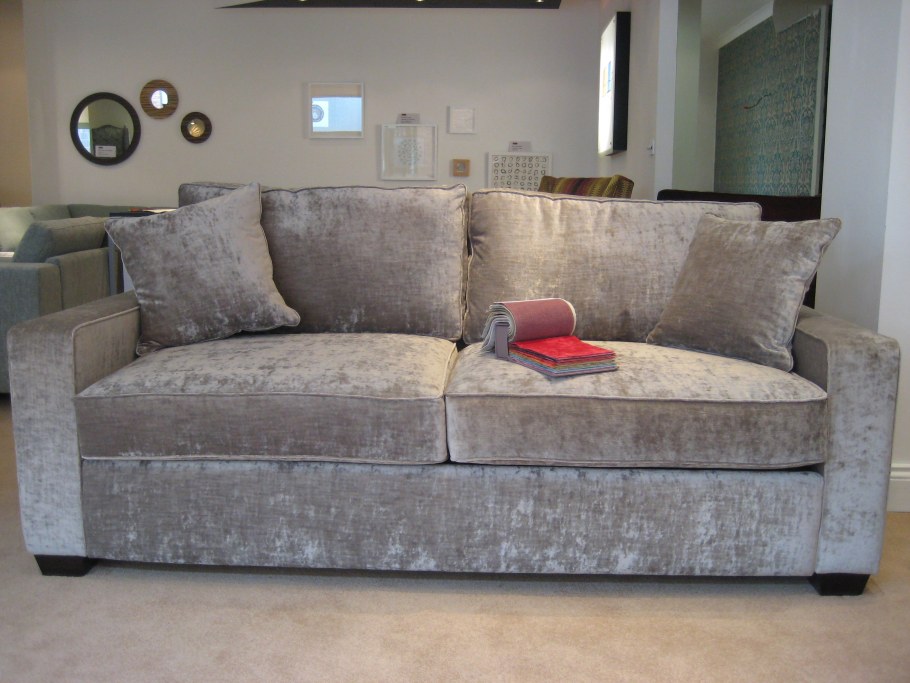 Диван из велюра серый