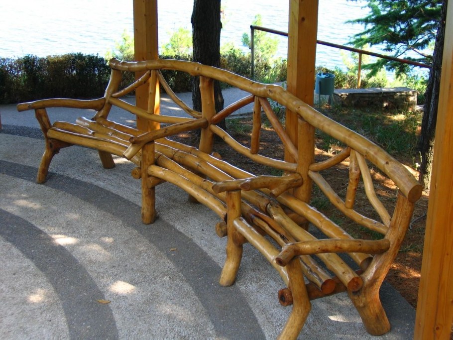 Скамейка из ствола дерева