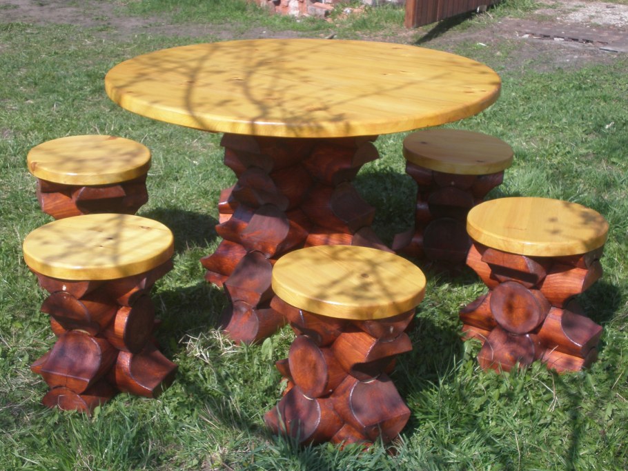 Стол из бревен для дачи