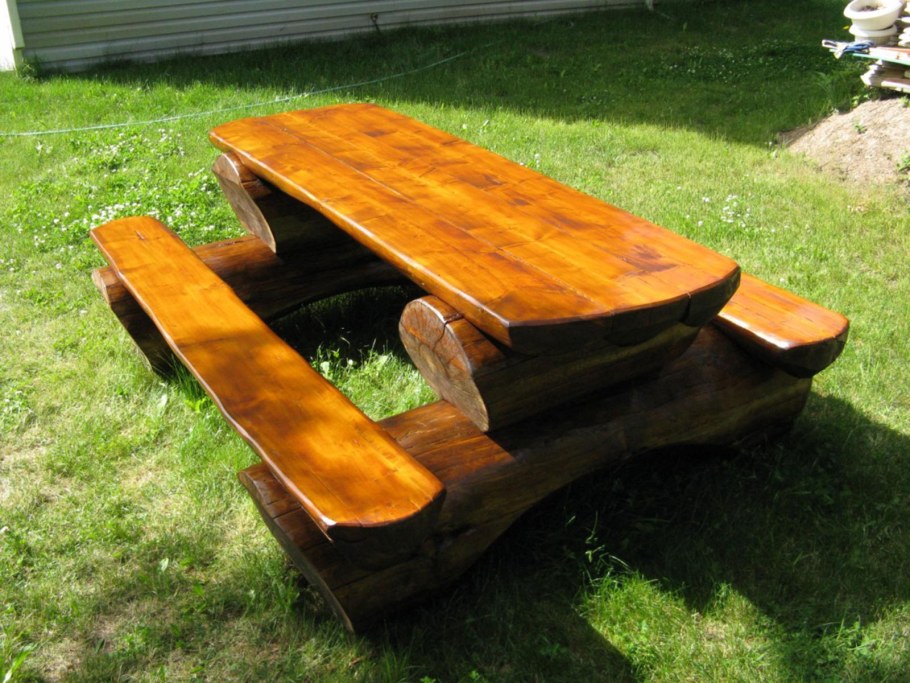 Стол и скамейки из бревна