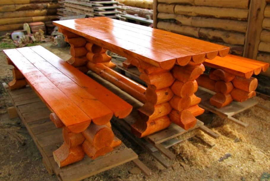 Стол и лавки из бревна