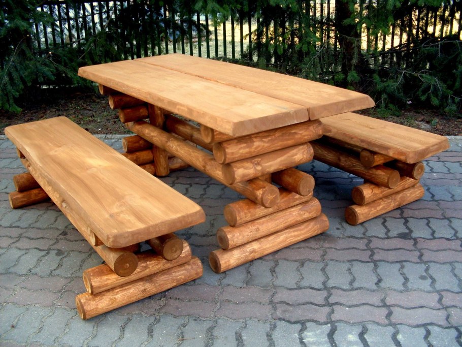 Уличный стол из бревен