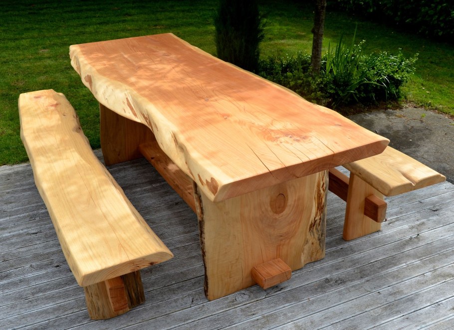 Стол и лавки из бревна