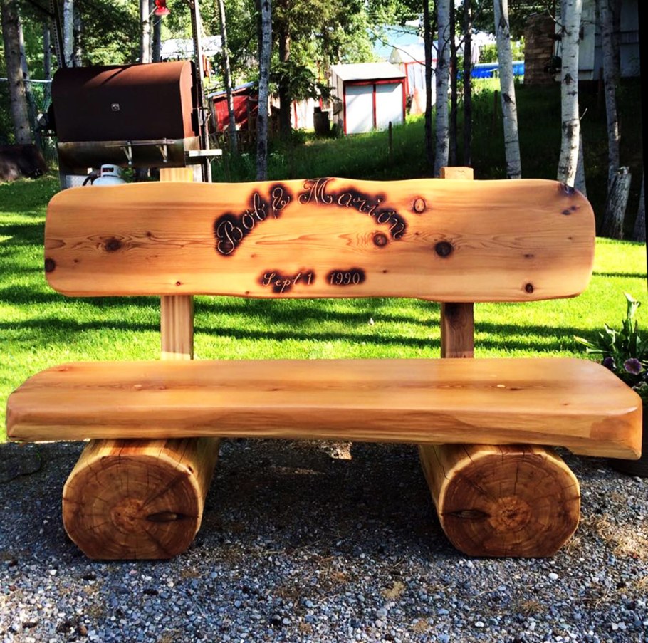 Скамейка из бревна