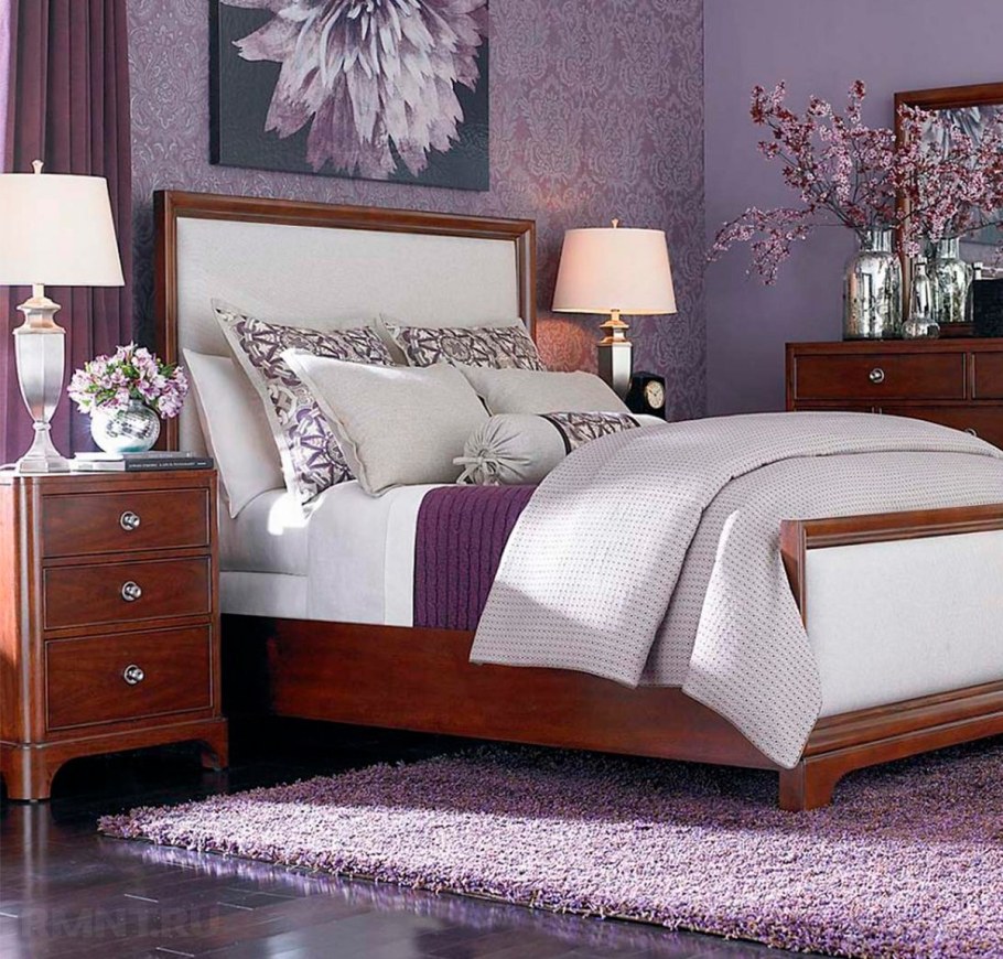Спальня в сиреневых тонах с темной мебелью