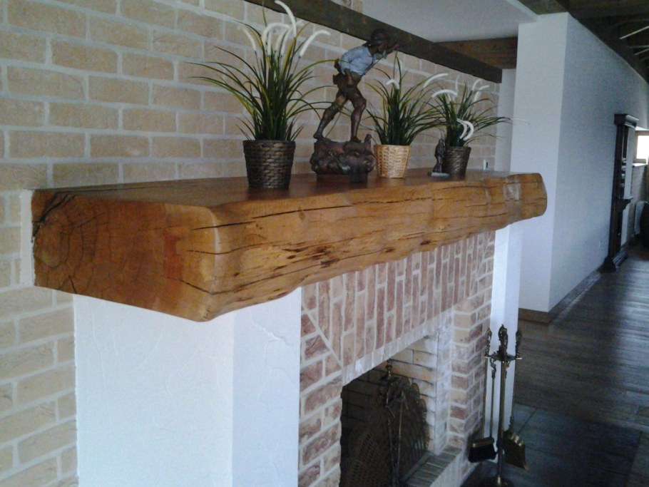 Камин с деревянной полкой