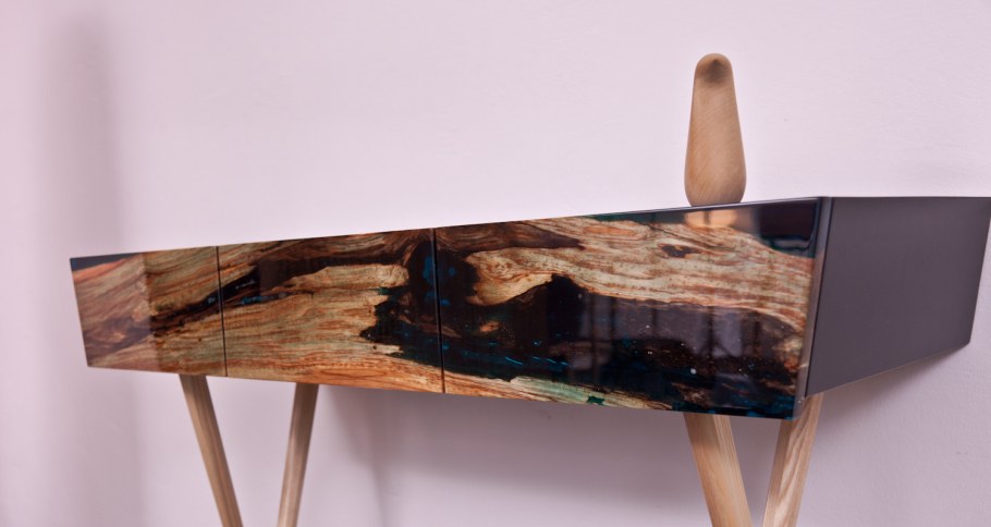 Деревянные полки в нише