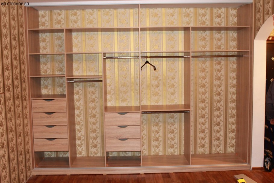 Шкаф внутри