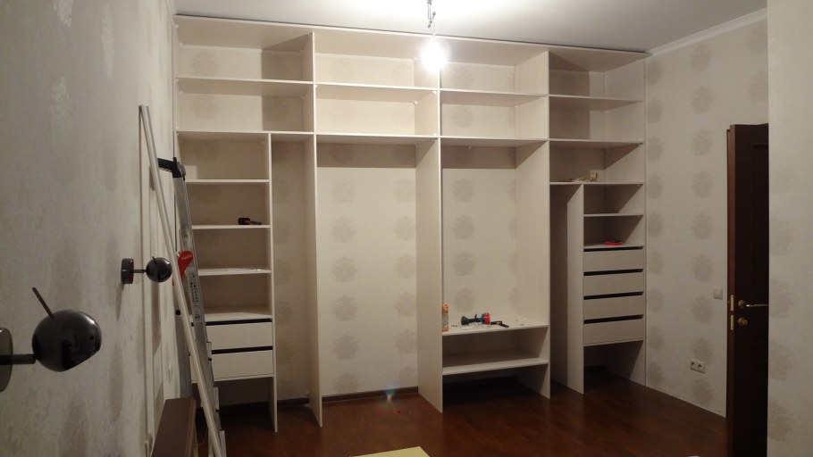 Встроенный шкаф купе в зал