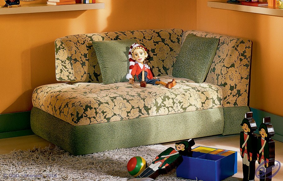 Уютная спальня с диваном