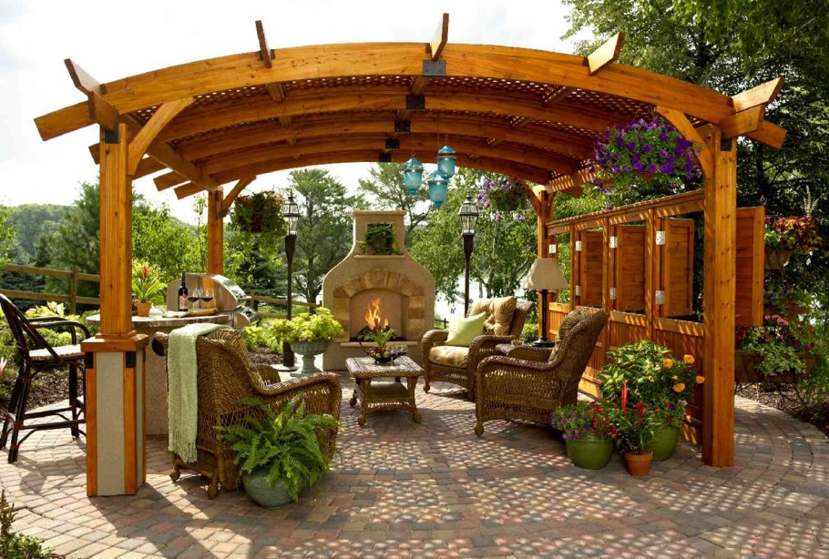 Пергола патио в саду