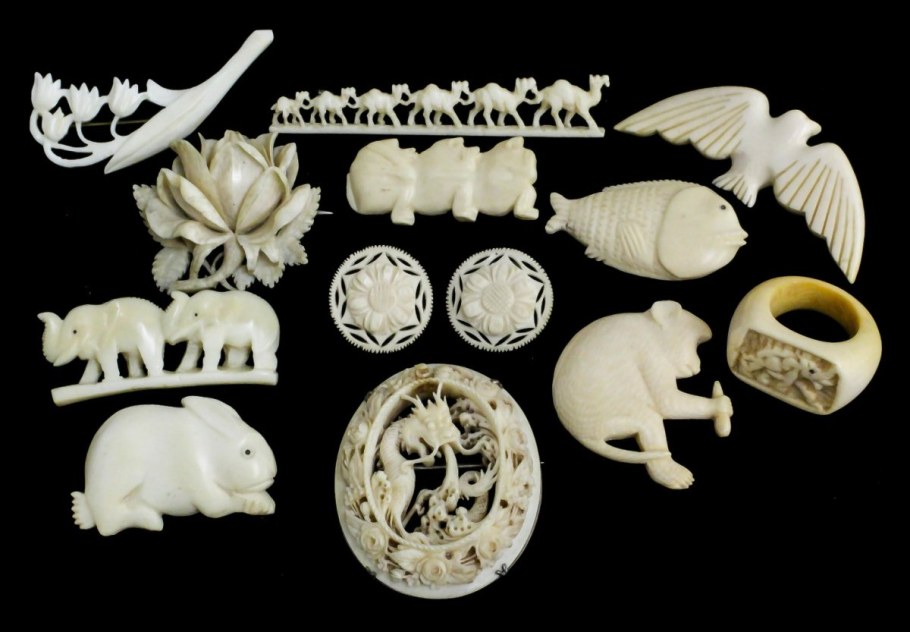 Холмогорская резьба по кости на белом фоне