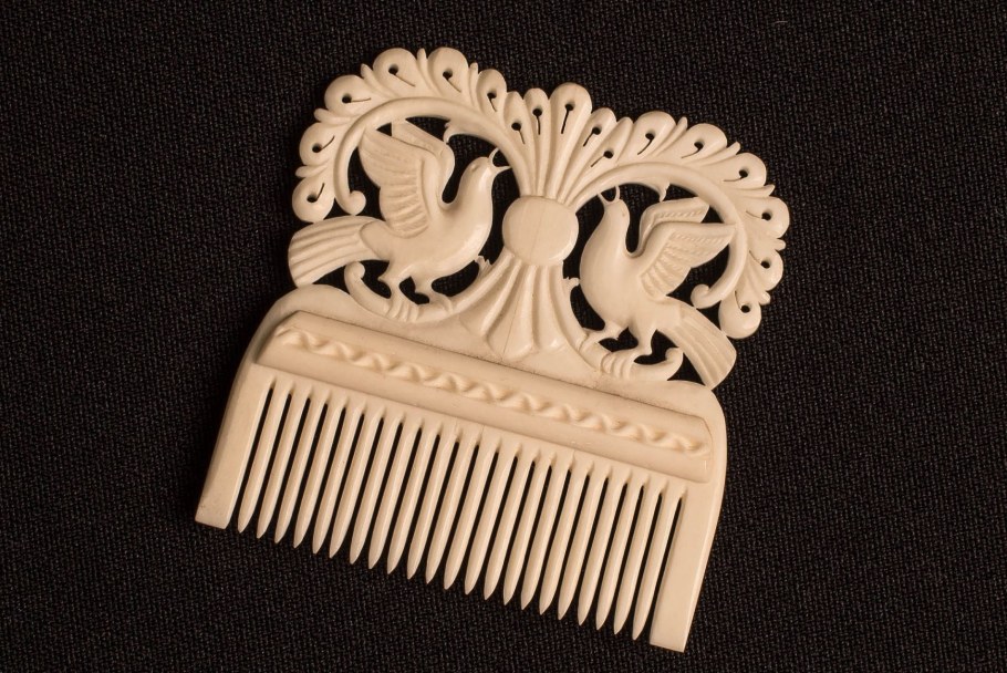 Холмогорская резьба по кости