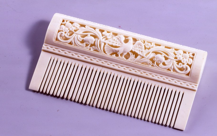 Холмогорская резьба по кости гребни