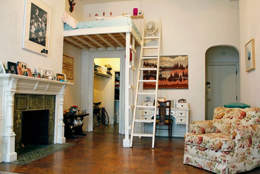 Кровать под потолком